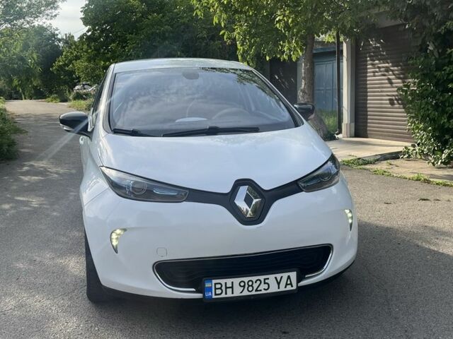 Белый Рено Зое, объемом двигателя 0 л и пробегом 280 тыс. км за 6400 $, фото 1 на Automoto.ua