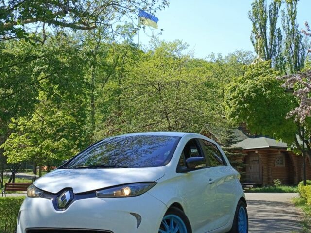 Белый Рено Зое, объемом двигателя 0 л и пробегом 153 тыс. км за 6499 $, фото 1 на Automoto.ua