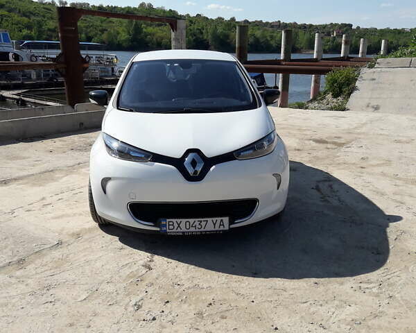 Белый Рено Зое, объемом двигателя 0 л и пробегом 97 тыс. км за 7990 $, фото 1 на Automoto.ua