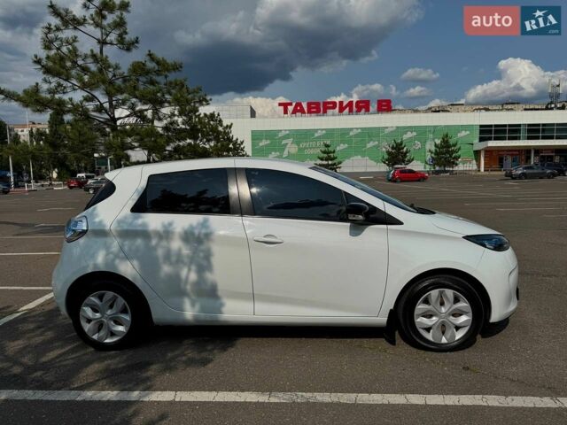 Белый Рено Зое, объемом двигателя 0 л и пробегом 107 тыс. км за 8000 $, фото 1 на Automoto.ua