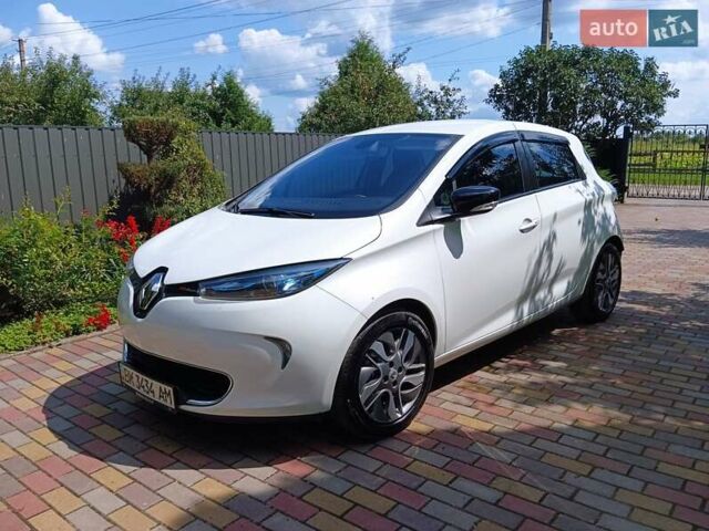 Белый Рено Зое, объемом двигателя 0 л и пробегом 94 тыс. км за 8250 $, фото 1 на Automoto.ua