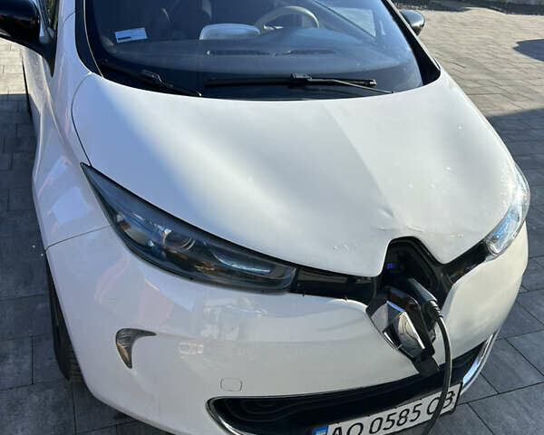 Белый Рено Зое, объемом двигателя 0 л и пробегом 324 тыс. км за 4500 $, фото 1 на Automoto.ua