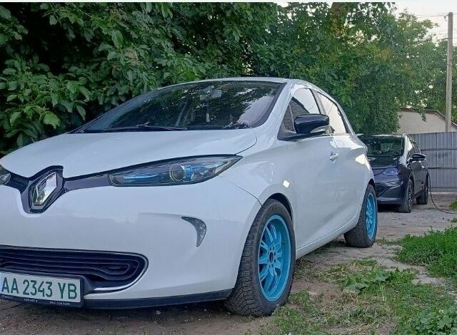 Белый Рено Зое, объемом двигателя 0 л и пробегом 158 тыс. км за 6114 $, фото 1 на Automoto.ua