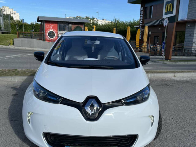 Белый Рено Зое, объемом двигателя 0 л и пробегом 61 тыс. км за 7900 $, фото 1 на Automoto.ua
