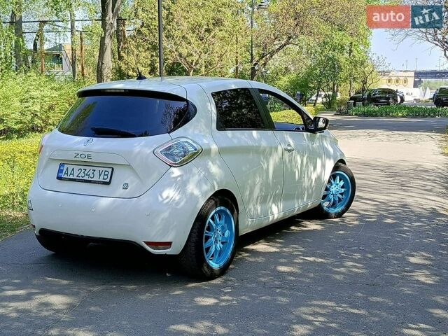 Белый Рено Зое, объемом двигателя 0 л и пробегом 152 тыс. км за 6000 $, фото 1 на Automoto.ua