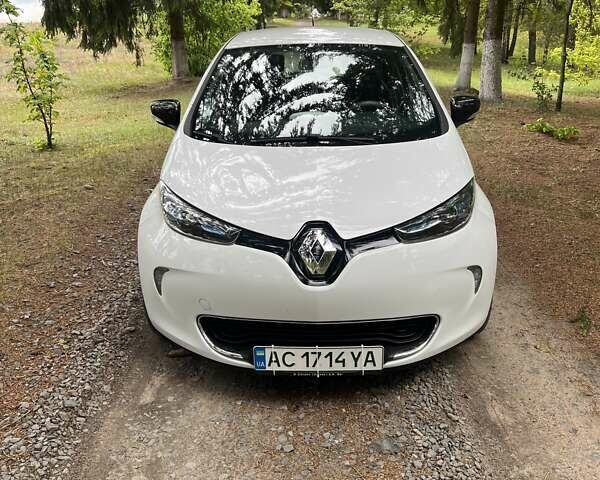 Белый Рено Зое, объемом двигателя 0 л и пробегом 108 тыс. км за 7400 $, фото 1 на Automoto.ua