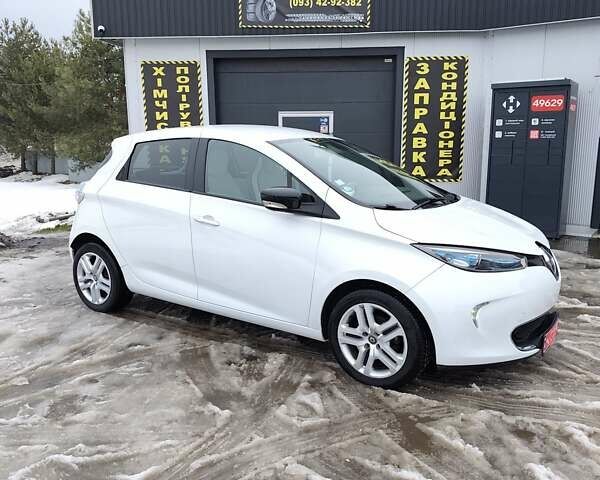 Белый Рено Зое, объемом двигателя 0 л и пробегом 51 тыс. км за 7000 $, фото 1 на Automoto.ua
