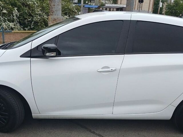 Белый Рено Зое, объемом двигателя 0 л и пробегом 330 тыс. км за 6900 $, фото 1 на Automoto.ua