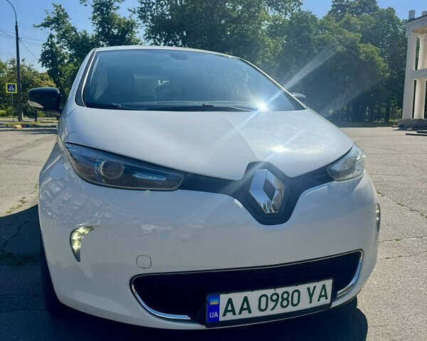 Белый Рено Зое, объемом двигателя 0 л и пробегом 140 тыс. км за 8000 $, фото 1 на Automoto.ua