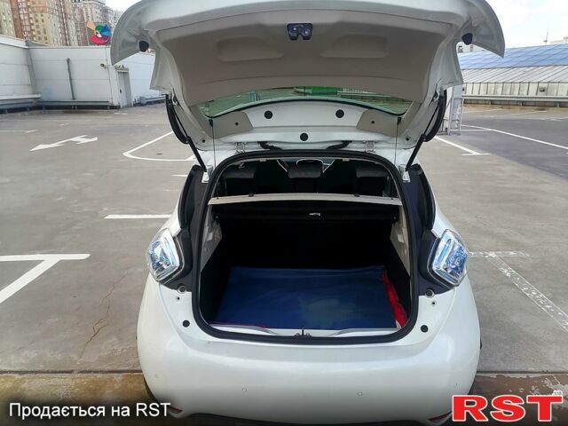 Белый Рено Зое, объемом двигателя 0 л и пробегом 125 тыс. км за 6499 $, фото 1 на Automoto.ua