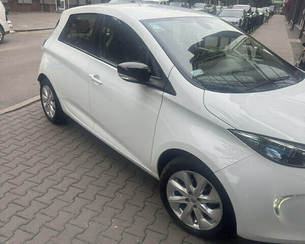 Белый Рено Зое, объемом двигателя 0 л и пробегом 40 тыс. км за 7500 $, фото 1 на Automoto.ua