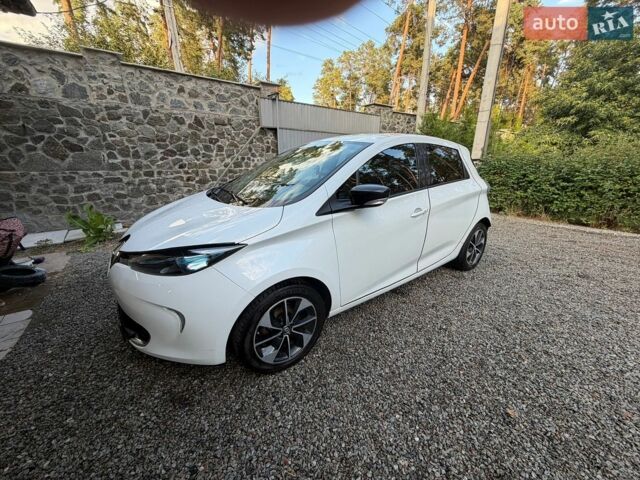 Белый Рено Зое, объемом двигателя 0 л и пробегом 120 тыс. км за 12000 $, фото 1 на Automoto.ua