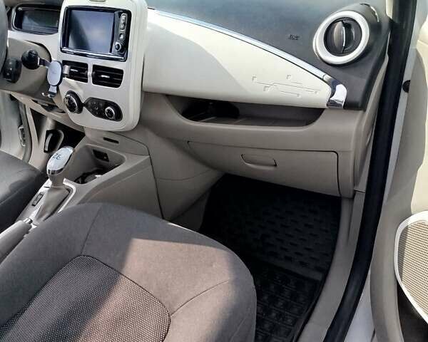 Белый Рено Зое, объемом двигателя 0 л и пробегом 161 тыс. км за 6300 $, фото 1 на Automoto.ua