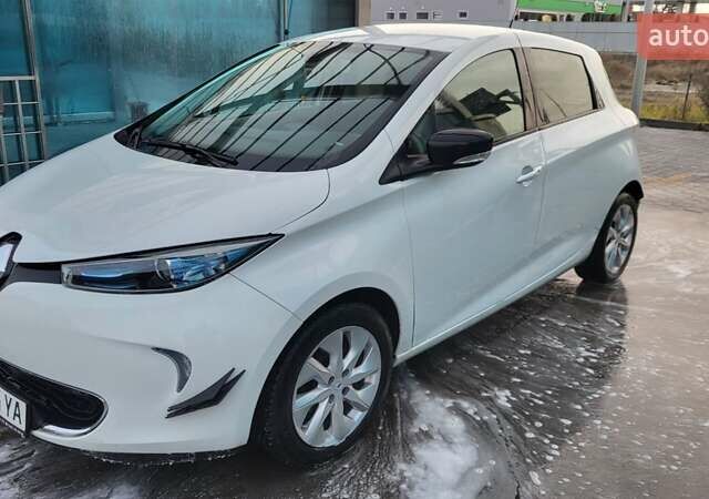 Белый Рено Зое, объемом двигателя 0 л и пробегом 121 тыс. км за 6600 $, фото 1 на Automoto.ua