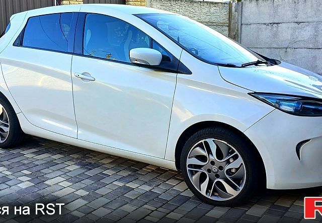 Белый Рено Зое, объемом двигателя 65 л и пробегом 98 тыс. км за 7000 $, фото 1 на Automoto.ua