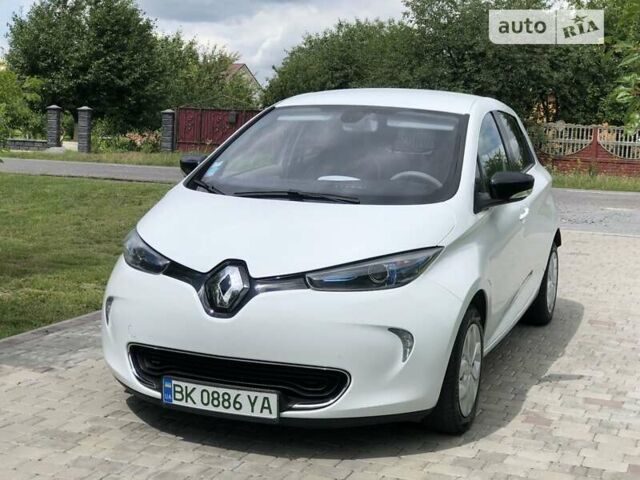 Белый Рено Зое, объемом двигателя 0 л и пробегом 100 тыс. км за 8299 $, фото 1 на Automoto.ua