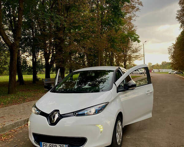 Белый Рено Зое, объемом двигателя 0 л и пробегом 104 тыс. км за 6500 $, фото 1 на Automoto.ua