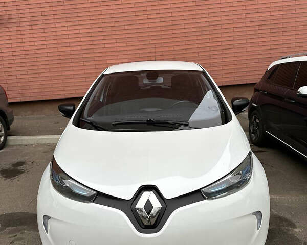 Белый Рено Зое, объемом двигателя 0 л и пробегом 200 тыс. км за 8998 $, фото 1 на Automoto.ua