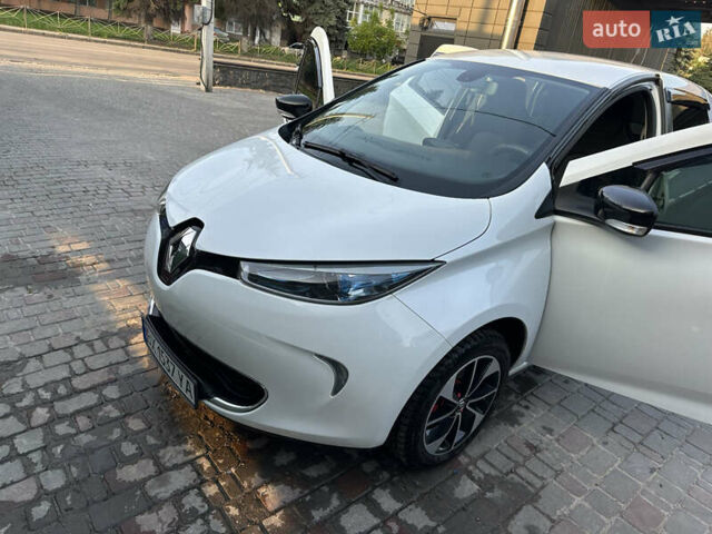 Белый Рено Зое, объемом двигателя 0 л и пробегом 64 тыс. км за 8800 $, фото 1 на Automoto.ua
