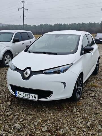 Белый Рено Зое, объемом двигателя 0 л и пробегом 92 тыс. км за 10000 $, фото 1 на Automoto.ua