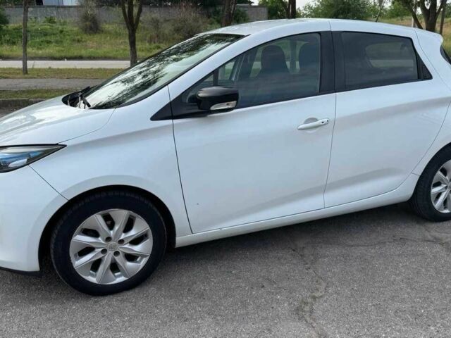 Белый Рено Зое, объемом двигателя 0 л и пробегом 215 тыс. км за 11200 $, фото 1 на Automoto.ua