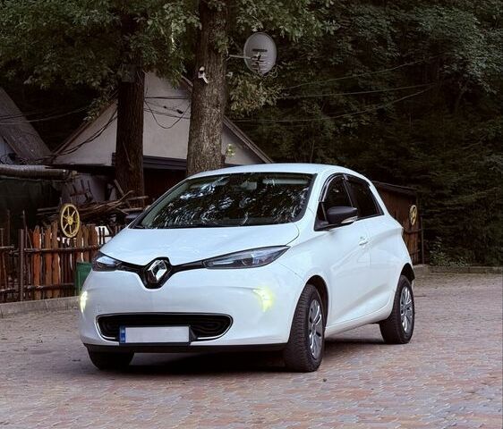 Белый Рено Зое, объемом двигателя 0 л и пробегом 200 тыс. км за 8507 $, фото 1 на Automoto.ua
