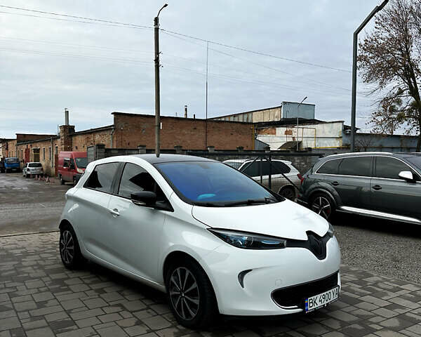 Белый Рено Зое, объемом двигателя 0 л и пробегом 100 тыс. км за 8700 $, фото 1 на Automoto.ua