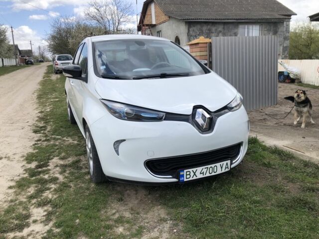 Белый Рено Зое, объемом двигателя 0 л и пробегом 76 тыс. км за 8900 $, фото 1 на Automoto.ua