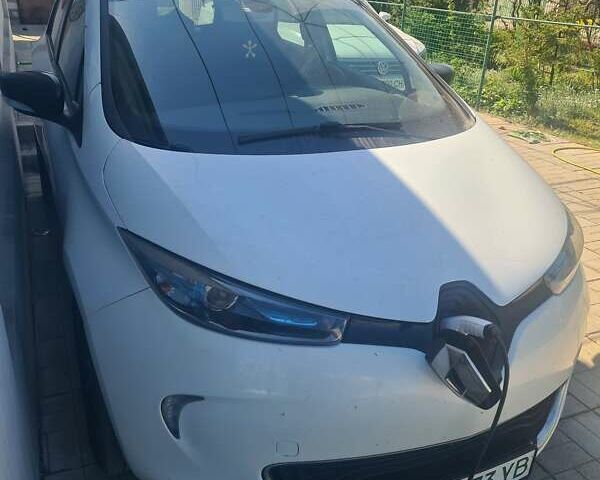 Белый Рено Зое, объемом двигателя 0 л и пробегом 124 тыс. км за 10100 $, фото 1 на Automoto.ua