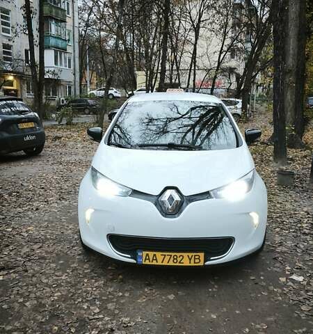Белый Рено Зое, объемом двигателя 0 л и пробегом 205 тыс. км за 8000 $, фото 1 на Automoto.ua