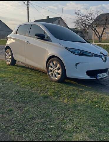 Белый Рено Зое, объемом двигателя 0 л и пробегом 151 тыс. км за 8950 $, фото 1 на Automoto.ua
