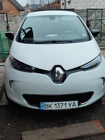 Белый Рено Зое, объемом двигателя 0 л и пробегом 92 тыс. км за 9000 $, фото 1 на Automoto.ua