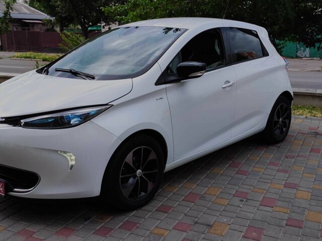 Белый Рено Зое, объемом двигателя 0 л и пробегом 107 тыс. км за 9900 $, фото 1 на Automoto.ua