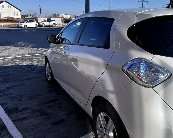 Белый Рено Зое, объемом двигателя 0 л и пробегом 110 тыс. км за 8600 $, фото 1 на Automoto.ua