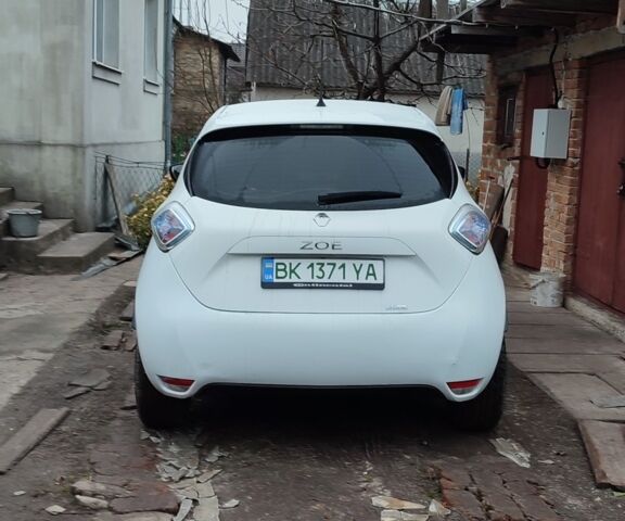 Белый Рено Зое, объемом двигателя 0 л и пробегом 92 тыс. км за 9000 $, фото 1 на Automoto.ua