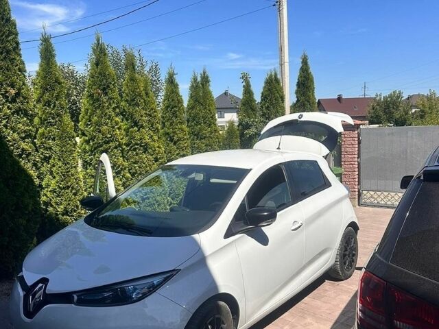 Белый Рено Зое, объемом двигателя 0 л и пробегом 100 тыс. км за 10500 $, фото 1 на Automoto.ua
