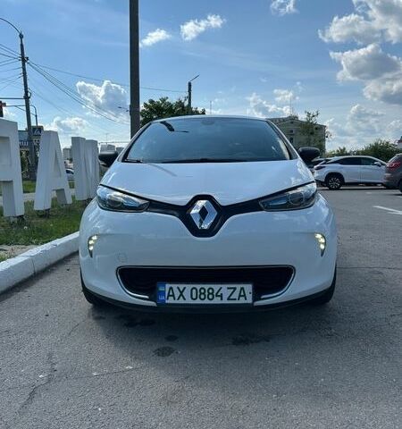 Белый Рено Зое, объемом двигателя 0 л и пробегом 100 тыс. км за 9900 $, фото 1 на Automoto.ua