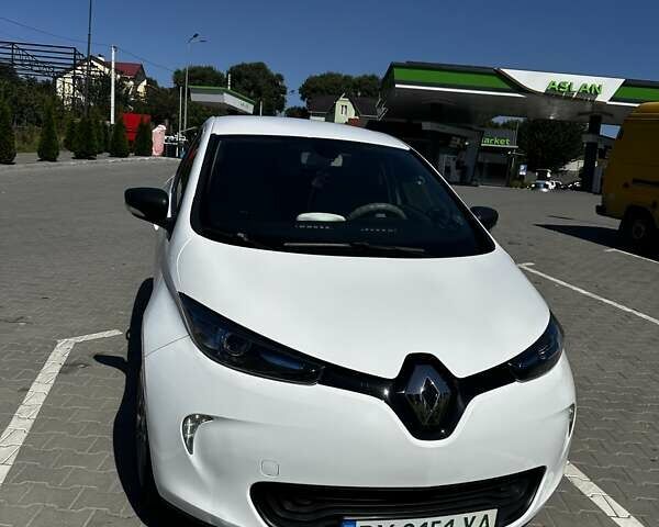 Белый Рено Зое, объемом двигателя 0 л и пробегом 70 тыс. км за 9400 $, фото 1 на Automoto.ua