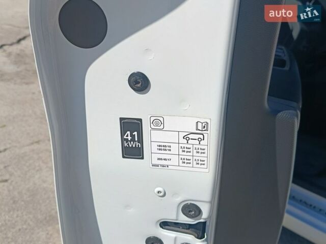 Белый Рено Зое, объемом двигателя 0 л и пробегом 152 тыс. км за 10300 $, фото 1 на Automoto.ua