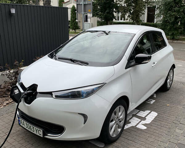 Белый Рено Зое, объемом двигателя 0 л и пробегом 94 тыс. км за 11000 $, фото 1 на Automoto.ua
