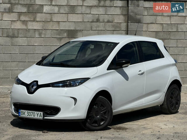 Белый Рено Зое, объемом двигателя 0 л и пробегом 114 тыс. км за 9500 $, фото 1 на Automoto.ua