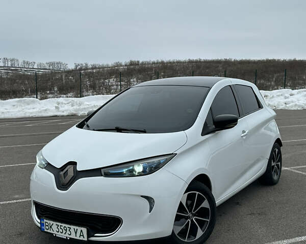 Белый Рено Зое, объемом двигателя 0 л и пробегом 129 тыс. км за 9399 $, фото 1 на Automoto.ua