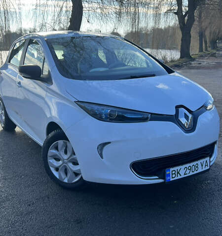 Белый Рено Зое, объемом двигателя 0 л и пробегом 85 тыс. км за 8700 $, фото 1 на Automoto.ua