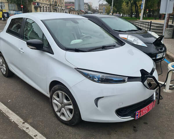 Белый Рено Зое, объемом двигателя 0 л и пробегом 113 тыс. км за 10000 $, фото 1 на Automoto.ua
