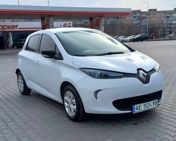 Белый Рено Зое, объемом двигателя 0 л и пробегом 64 тыс. км за 10850 $, фото 1 на Automoto.ua