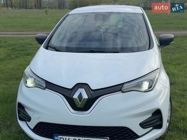 Белый Рено Зое, объемом двигателя 0 л и пробегом 67 тыс. км за 12800 $, фото 1 на Automoto.ua