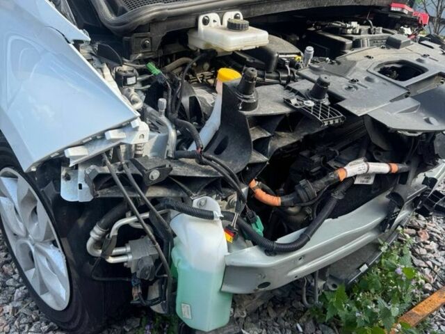 Белый Рено Зое, объемом двигателя 0 л и пробегом 40 тыс. км за 6500 $, фото 1 на Automoto.ua