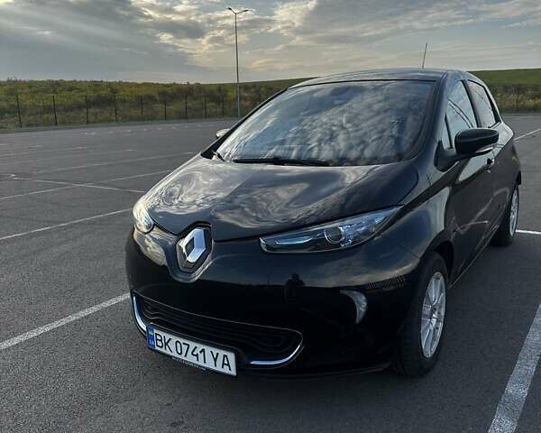 Черный Рено Зое, объемом двигателя 0 л и пробегом 120 тыс. км за 7200 $, фото 1 на Automoto.ua