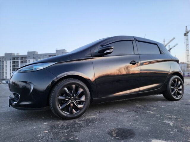 Черный Рено Зое, объемом двигателя 0 л и пробегом 240 тыс. км за 6999 $, фото 1 на Automoto.ua