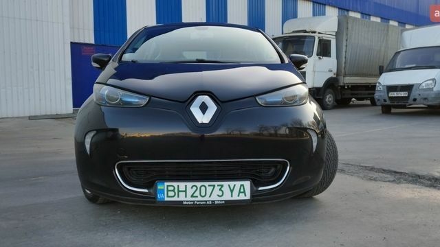 Черный Рено Зое, объемом двигателя 0 л и пробегом 180 тыс. км за 10000 $, фото 1 на Automoto.ua